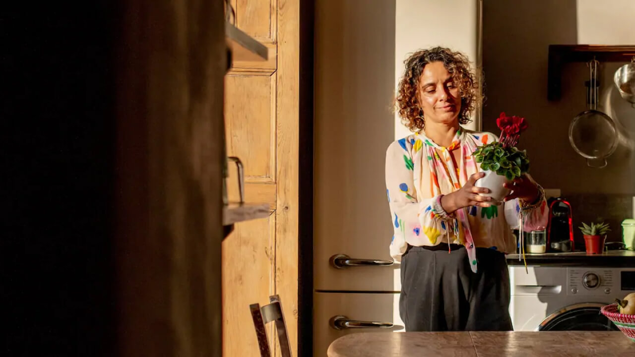 Mulher segurando um vaso de flor