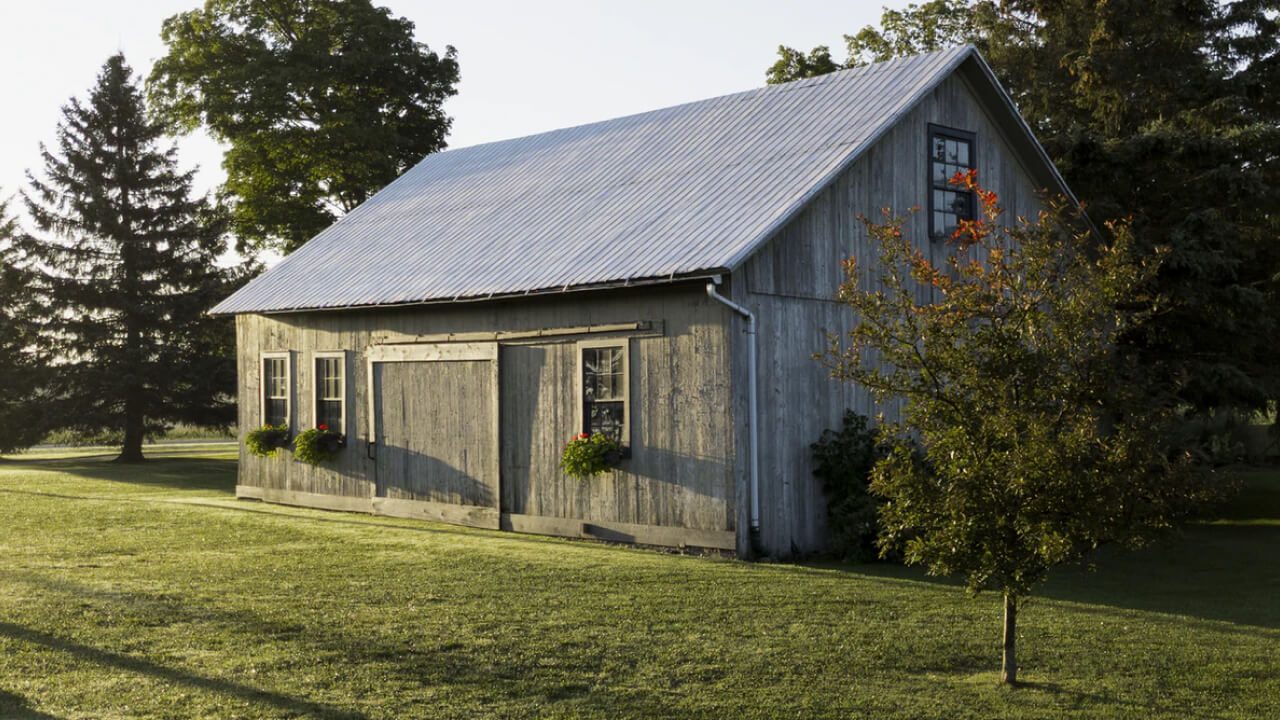 Casa rural com uma cerca branca